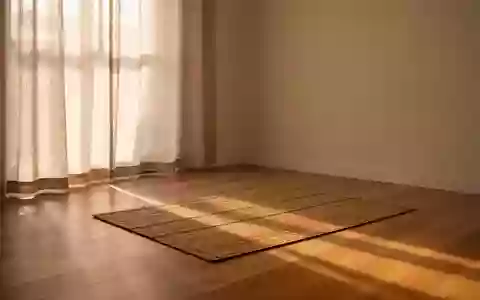 Ein minimalistischer, ruhiger Raum mit natürlichem Licht, der eine entspannte und harmonische Atmosphäre ausstrahlt. - Foto: über boerse-global.de