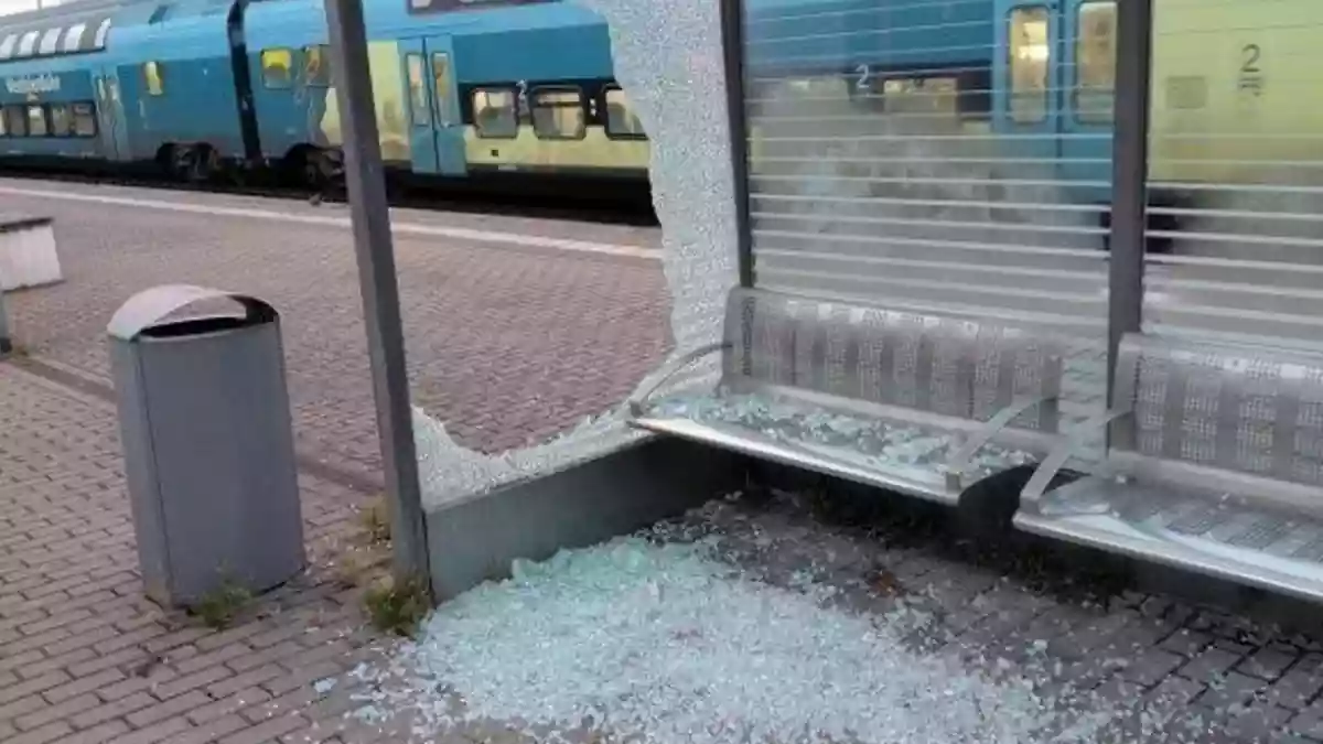 BPOL NRW: Wartehäuschen beschädigt - Bundespolizei sucht Unbekannten - Bild: presseportal.de