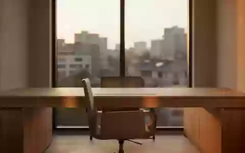 Ein minimalistischer, moderner Arbeitsplatz mit einem Holztisch vor einem Fenster bei Sonnenuntergang. - Foto: über boerse-global.de