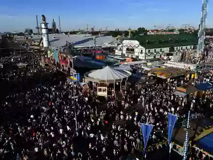 Die Wiesn gehört zur Münchner DNA - entsprechend groß war in den letzten Monaten die Aufregung über den Streit um die Festzelte. (Archivbild) - Foto: Felix Hörhager/dpa