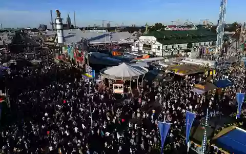 Die Wiesn gehört zur Münchner DNA - entsprechend groß war in den letzten Monaten die Aufregung über den Streit um die Festzelte. (Archivbild) - Foto: Felix Hörhager/dpa