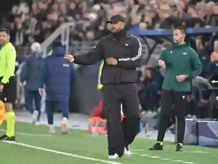 Sieht sein Team nicht weit von Topform entfernt: Bayern-Trainer Kompany (Archivbild) - Foto: Peter Kneffel/dpa