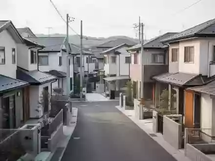 Moderne japanische Wohnsiedlung in einer ruhigen Straße bei Tageslicht. - Foto: über boerse-global.de