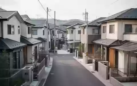 Moderne japanische Wohnsiedlung in einer ruhigen Straße bei Tageslicht. - Foto: über boerse-global.de