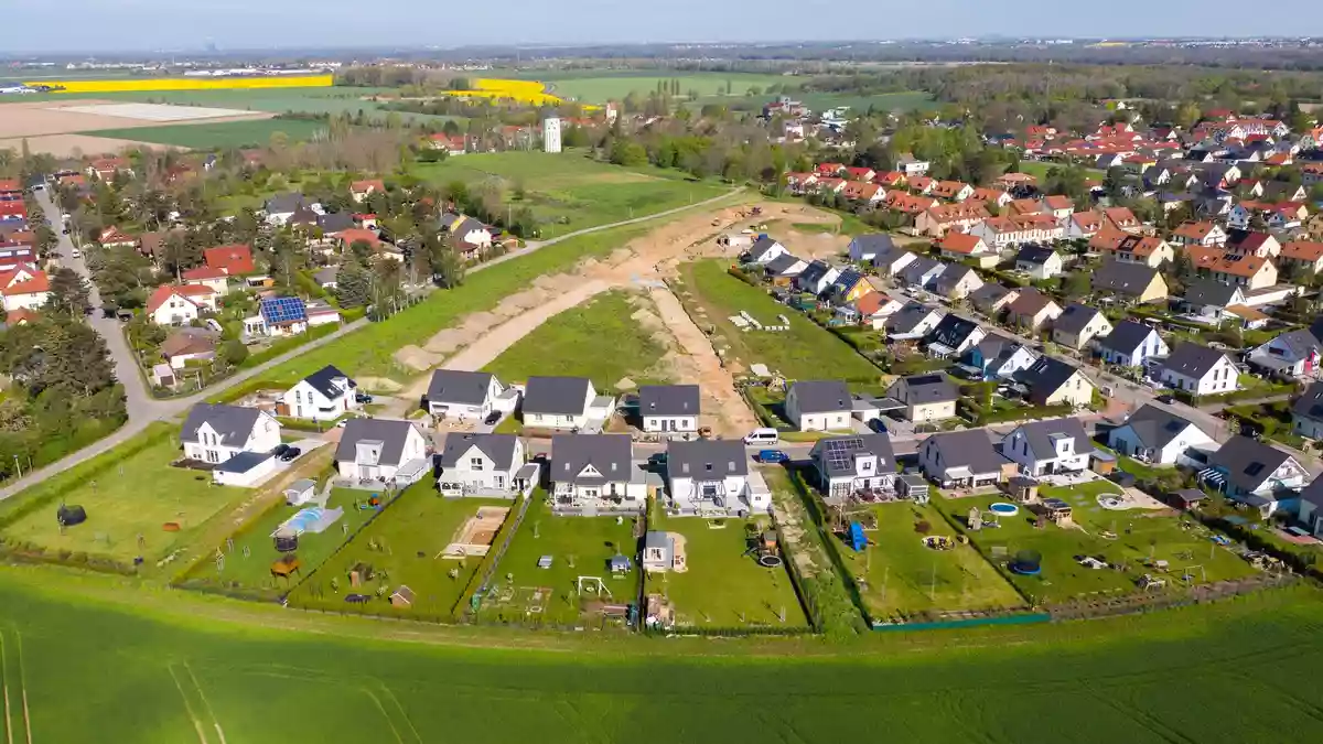 Begehrtes Eigenheim: Viele Senioren wohnen in der eigenen, zu groß gewordenen Immobilien, während Wohnraum knapp ist. (Archivbild) - Bild: Jan Woitas/dpa/dpa-tmn