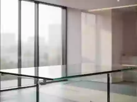 Ein minimalistischer, heller Büroarbeitsplatz mit leerem Schreibtisch und natürlichem Tageslicht. - Foto: über boerse-global.de