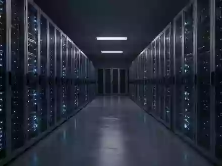 Ein nächtlicher Serverraum mit blau beleuchteten Metallschränken in einer modernen IT-Infrastruktur. - Foto: über boerse-global.de