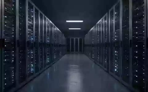 Ein nächtlicher Serverraum mit blau beleuchteten Metallschränken in einer modernen IT-Infrastruktur. - Foto: über boerse-global.de