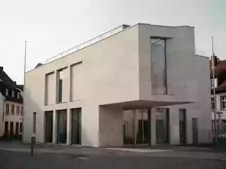 Ein modernes Bankgebäude bei Tageslicht mit Fokus auf Architektur und Fassadengestaltung. - Foto: über boerse-global.de