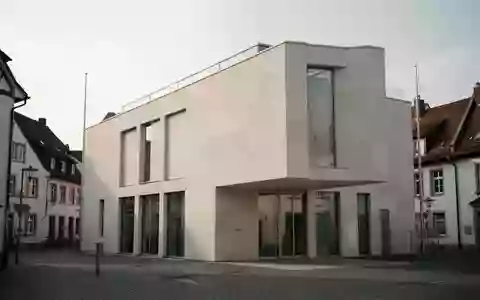 Ein modernes Bankgebäude bei Tageslicht mit Fokus auf Architektur und Fassadengestaltung. - Foto: über boerse-global.de