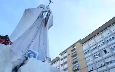 Papst Leo XIV. liegt im zehnten Stock des Gemelli-Krankenhauses. Davor befindet sich eine Statue seines Vorgängers Johannes Paul II.. - Foto: Gregorio Borgia/AP/dpa