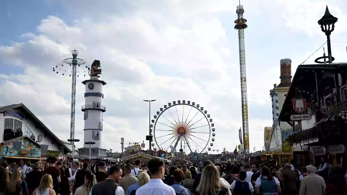 Die Wiesn gehört zur Münchner DNA - entsprechend groß war in den letzten Monaten die Aufregung über den Streit um die Festzelte. (Archivbild) - Bild: Felix Hörhager/dpa