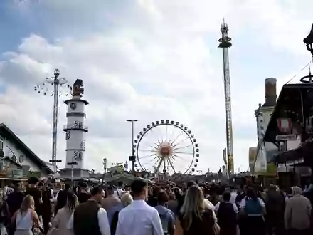 Die Wiesn gehört zur Münchner DNA - entsprechend groß war in den letzten Monaten die Aufregung über den Streit um die Festzelte. (Archivbild) - Foto: Felix Hörhager/dpa