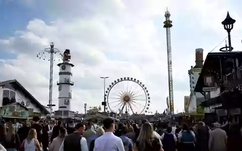 Die Wiesn gehört zur Münchner DNA - entsprechend groß war in den letzten Monaten die Aufregung über den Streit um die Festzelte. (Archivbild) - Foto: Felix Hörhager/dpa