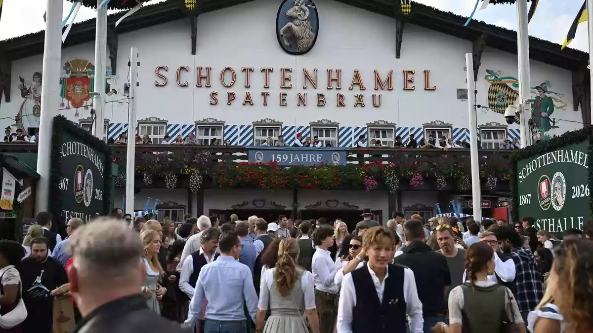 Auch um die Schottenhamel-Festhalle, in der traditionell das erste Fass angestochen wird, wurde gestritten. (Archivbild) - Bild: Felix Hörhager/dpa