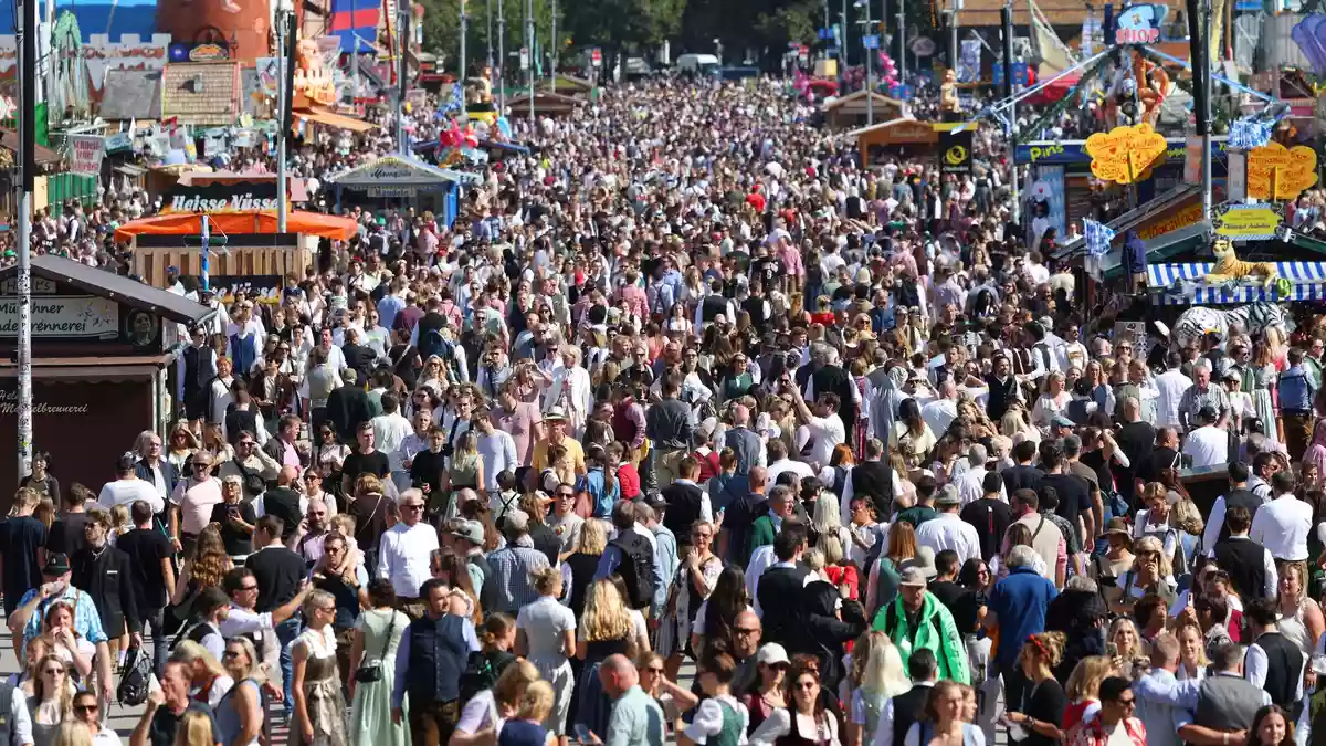 Die diesjährige Wiesn verzeichnete einen Besucherrekord. (Archivbild) - Bild: Karl-Josef Hildenbrand/dpa