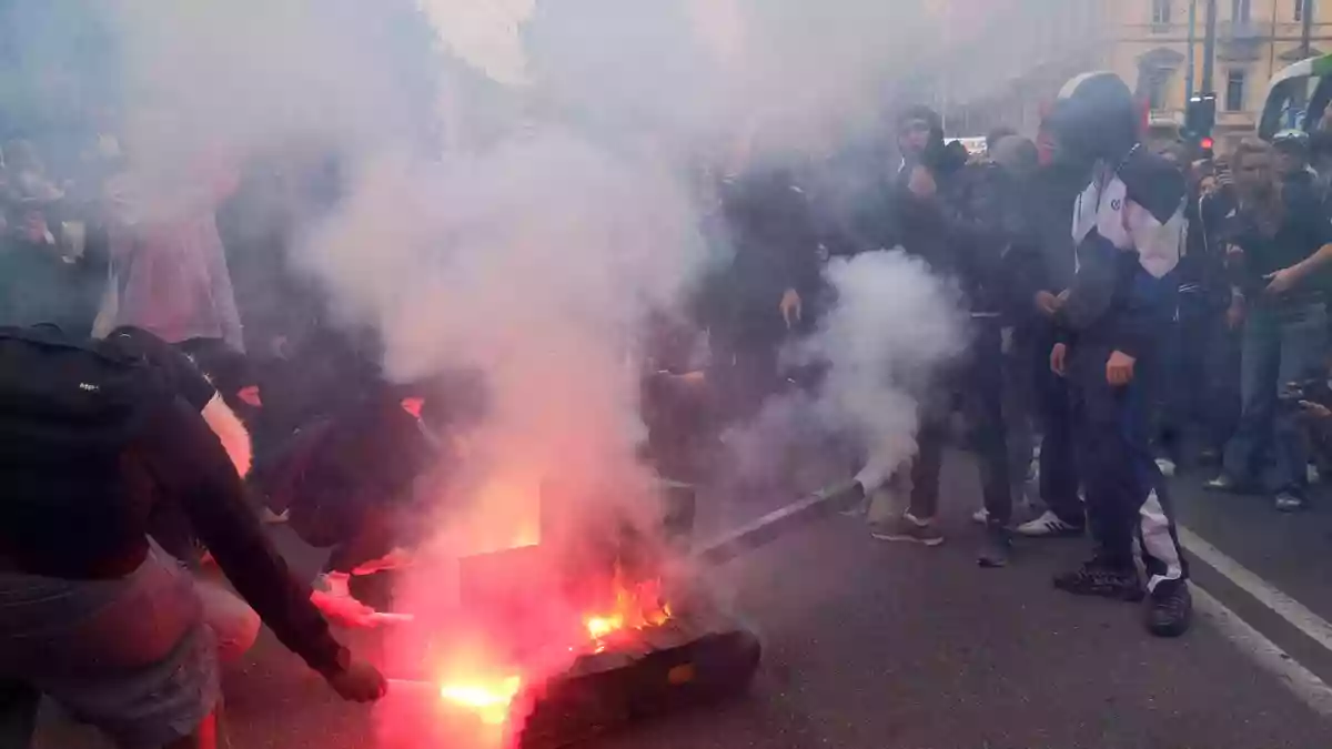 Bei den Protesten gab es auch Krawalle. Hier wurde eine Panzer-Attrappe in Brand gesetzt. - Bild: Costantino Sergi/IPA via ZUMA Press/dpa