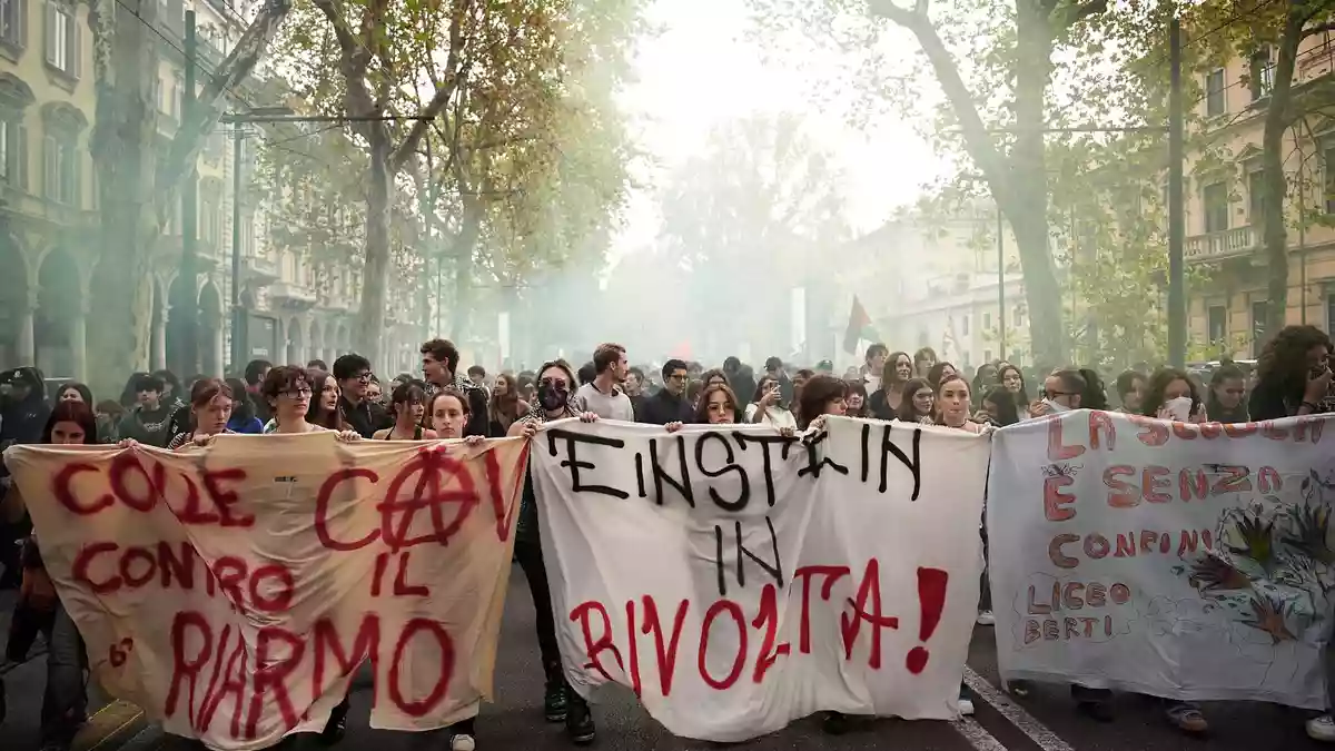 Wie in Frankreich gingen in verschiedenen Städten Italiens Schüler auf die Straße. - Bild: Marco Alpozzi/LaPresse/AP/dpa
