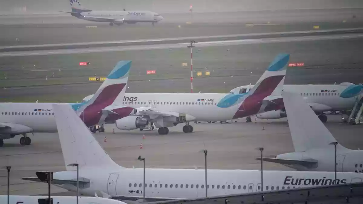 Heben im Winter wahrscheinlich seltener ab: Flugzeuge der Gesellschaft Eurowings. (Archivbild)  - Bild: Henning Kaiser/dpa