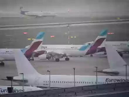 Heben im Winter wahrscheinlich seltener ab: Flugzeuge der Gesellschaft Eurowings. (Archivbild)  - Foto: Henning Kaiser/dpa
