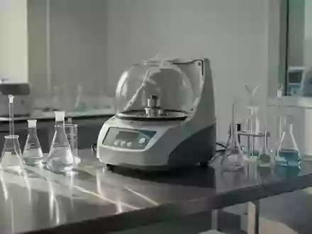 Minimalistische medizinische Laborumgebung mit Glasgefäßen auf einer Edelstahloberfläche in natürlichem Licht. - Foto: über boerse-global.de
