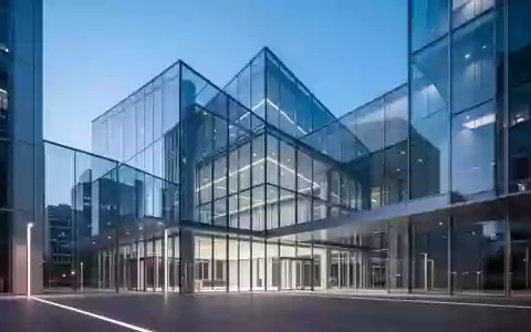 Moderne architektonische Struktur aus Glas und Stahl bei Dämmerung, die Stabilität und institutionelle Aufsicht symbolisiert. - Foto: über boerse-global.de