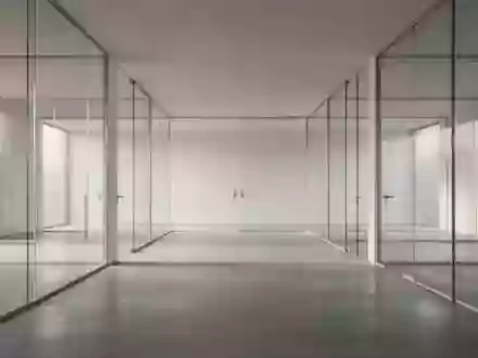 Ein minimalistischer, heller Innenraum mit Glaswänden und Betonboden, der Transparenz und Ordnung symbolisiert. - Foto: über boerse-global.de