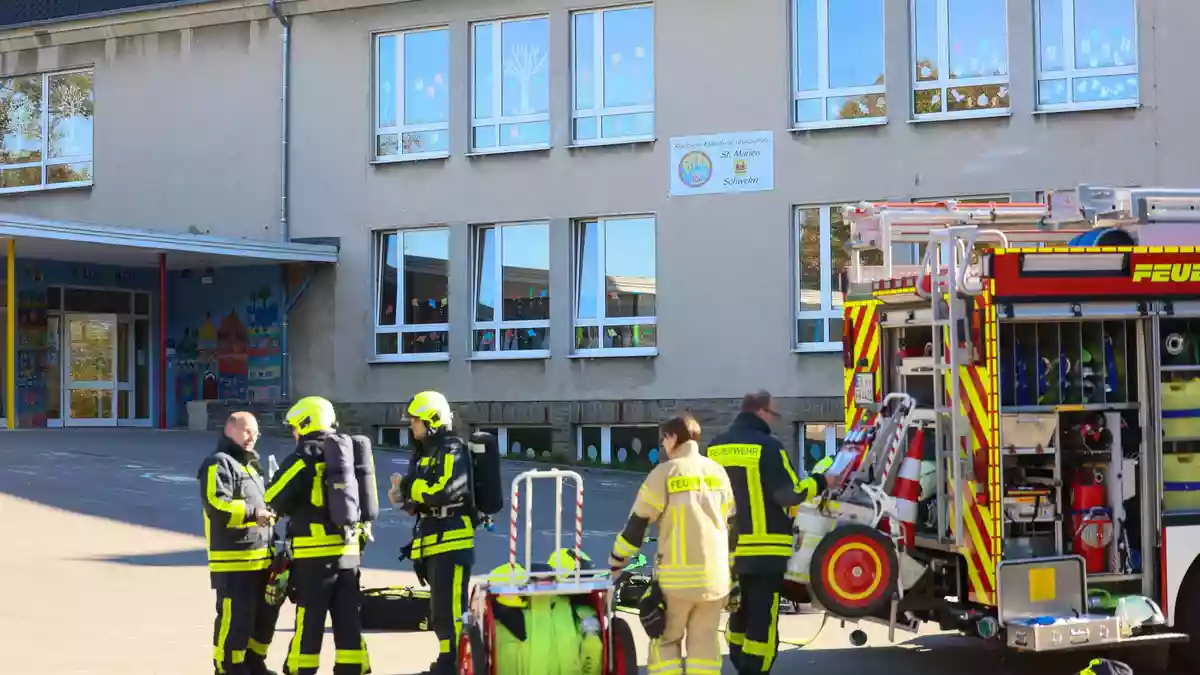 Laut Feuerwehr klagte zunächst eine Lehrkraft über Kreislaufprobleme und Übelkeit, später meldeten sich etwa zehn Schülerinnen und Schüler mit ähnlichen Beschwerden. - Bild: Tim Oelbermann/dpa