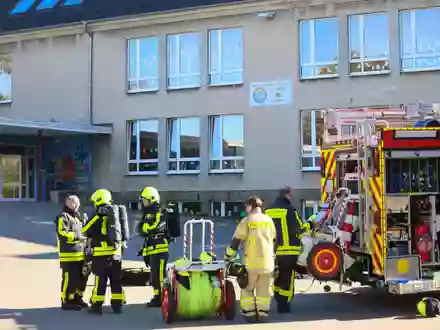Laut Feuerwehr klagte zunächst eine Lehrkraft über Kreislaufprobleme und Übelkeit, später meldeten sich etwa zehn Schülerinnen und Schüler mit ähnlichen Beschwerden. - Foto: Tim Oelbermann/dpa