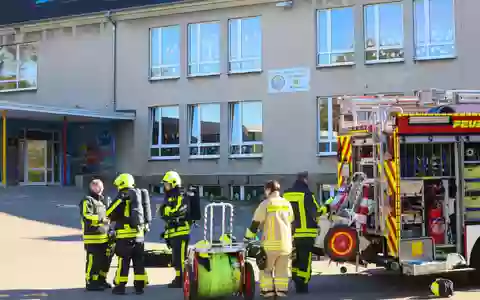 Laut Feuerwehr klagte zunächst eine Lehrkraft über Kreislaufprobleme und Übelkeit, später meldeten sich etwa zehn Schülerinnen und Schüler mit ähnlichen Beschwerden. - Foto: Tim Oelbermann/dpa
