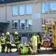 Laut Feuerwehr klagte zunächst eine Lehrkraft über Kreislaufprobleme und Übelkeit, später meldeten sich etwa zehn Schülerinnen und Schüler mit ähnlichen Beschwerden. - Bild: Tim Oelbermann/dpa