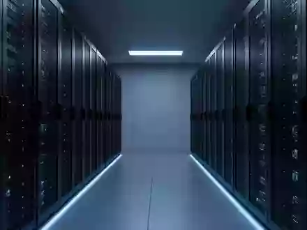 Ein moderner, minimalistischer Serverraum mit dunklen Serverschränken und kühler blauer Beleuchtung in einer ruhigen Umgebung. - Foto: über boerse-global.de