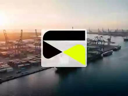 Modernes Industrie- und Logistikzentrum in einem baltischen Hafen während der goldenen Stunde. - Foto: über boerse-global.de