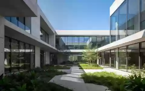 Moderner Innenhof eines Forschungscampus mit klaren architektonischen Linien und grüner Bepflanzung. - Foto: über boerse-global.de
