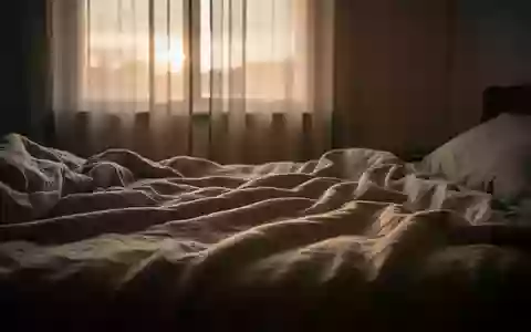 Ein ungemachtes Bett in einem ruhig beleuchteten Schlafzimmer bei Tagesanbruch. - Foto: über boerse-global.de