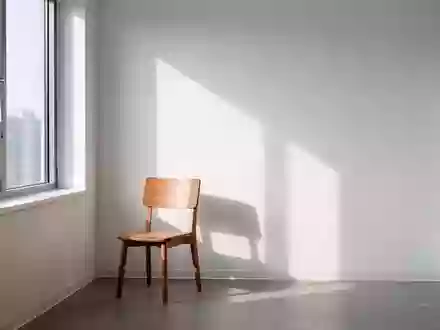 Ein minimalistischer, heller Behandlungsraum in einer modernen Klinik mit natürlichem Lichteinfall und klaren Linien. - Foto: über boerse-global.de