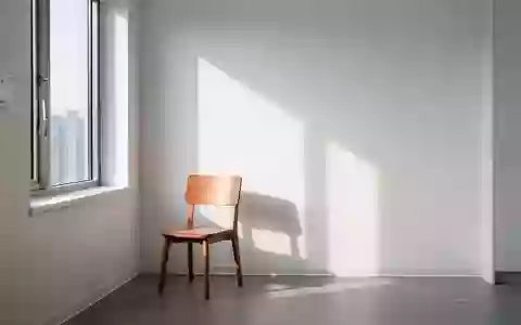 Ein minimalistischer, heller Behandlungsraum in einer modernen Klinik mit natürlichem Lichteinfall und klaren Linien. - Foto: über boerse-global.de