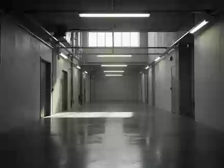 Ein leerer, minimalistischer Industrieflur mit kühlem Licht und klaren architektonischen Linien. - Foto: über boerse-global.de