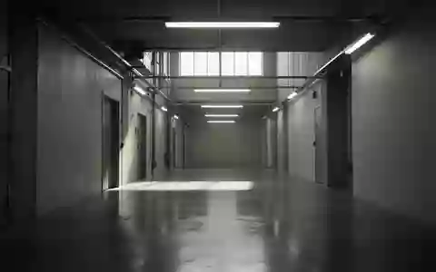 Ein leerer, minimalistischer Industrieflur mit kühlem Licht und klaren architektonischen Linien. - Foto: über boerse-global.de