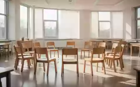 Ein heller, leerer Klassenraum mit im Kreis angeordneten Stühlen, der eine ruhige und unterstützende Atmosphäre ausstrahlt. - Foto: über boerse-global.de