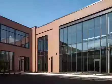 Die Außenansicht eines modernen Forschungsgebäudes im Industriestil in Watertown bei Tageslicht. - Foto: über boerse-global.de