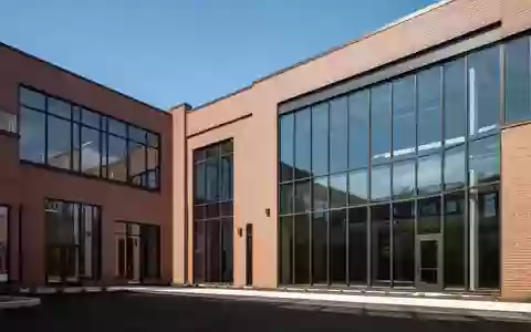Die Außenansicht eines modernen Forschungsgebäudes im Industriestil in Watertown bei Tageslicht. - Foto: über boerse-global.de