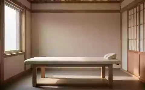Ein minimalistischer Behandlungsraum für traditionelle koreanische Medizin mit einer leeren Massageliege. - Foto: über boerse-global.de