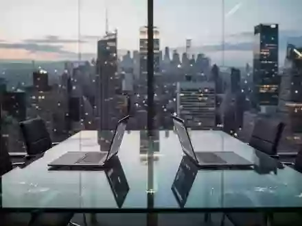 Moderner Konferenzraum mit Blick auf ein Finanzviertel zur Dämmerung, symbolisiert eine Unternehmensübernahme. - Foto: über boerse-global.de