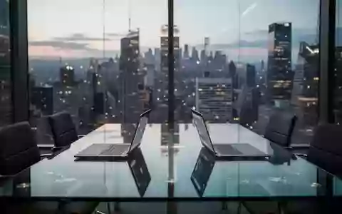 Moderner Konferenzraum mit Blick auf ein Finanzviertel zur Dämmerung, symbolisiert eine Unternehmensübernahme. - Foto: über boerse-global.de