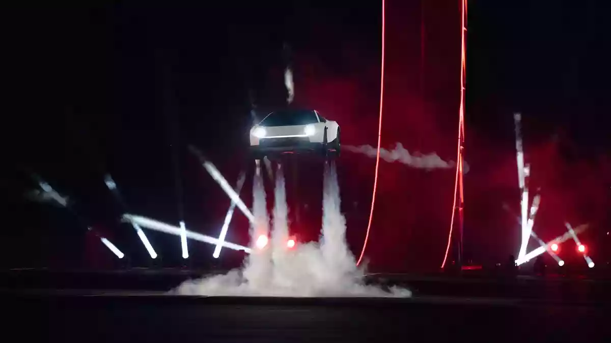 Der Sportwagen werde 2028 in die Produktion gehen und man werde ihn kaufen können, sagte Tesla-Chef Elon Musk. - Bild: Tesla/dpa