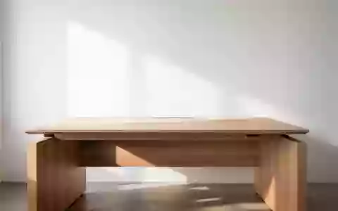 Ein minimalistischer, leerer Schreibtisch in einem hellen, modernen Büro bei natürlichem Licht. - Foto: über boerse-global.de