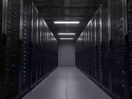 Dunkler, moderner Serverraum mit Reihen von Serverracks und blauen Statusleuchten. - Foto: über boerse-global.de