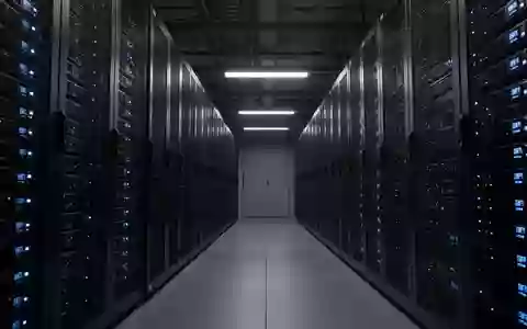 Dunkler, moderner Serverraum mit Reihen von Serverracks und blauen Statusleuchten. - Foto: über boerse-global.de