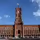 Wer künftig in Berlins Rotem Rathaus regiert, ist derzeit noch offen. (Archivbild)  - Bild: Britta Pedersen/dpa